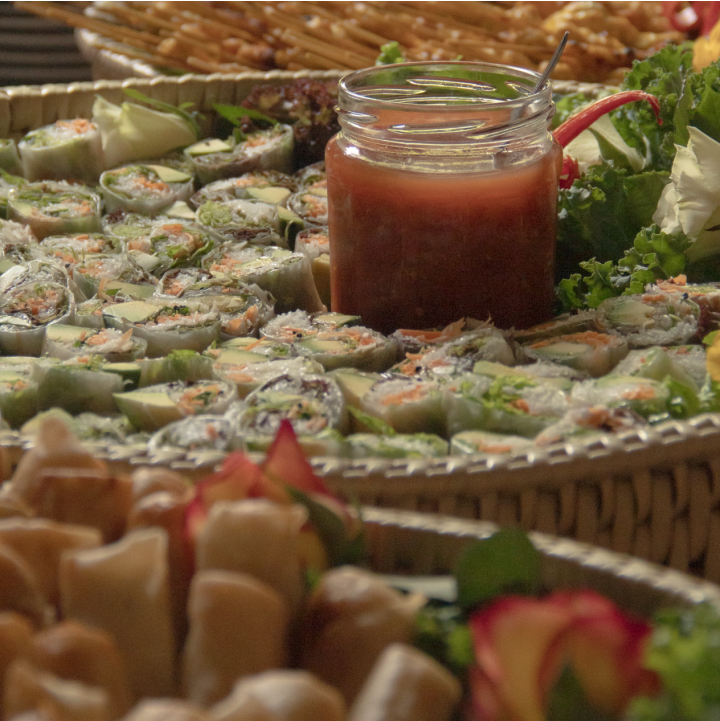 Ein Buffet mit thailändischen Vorspeisen. 