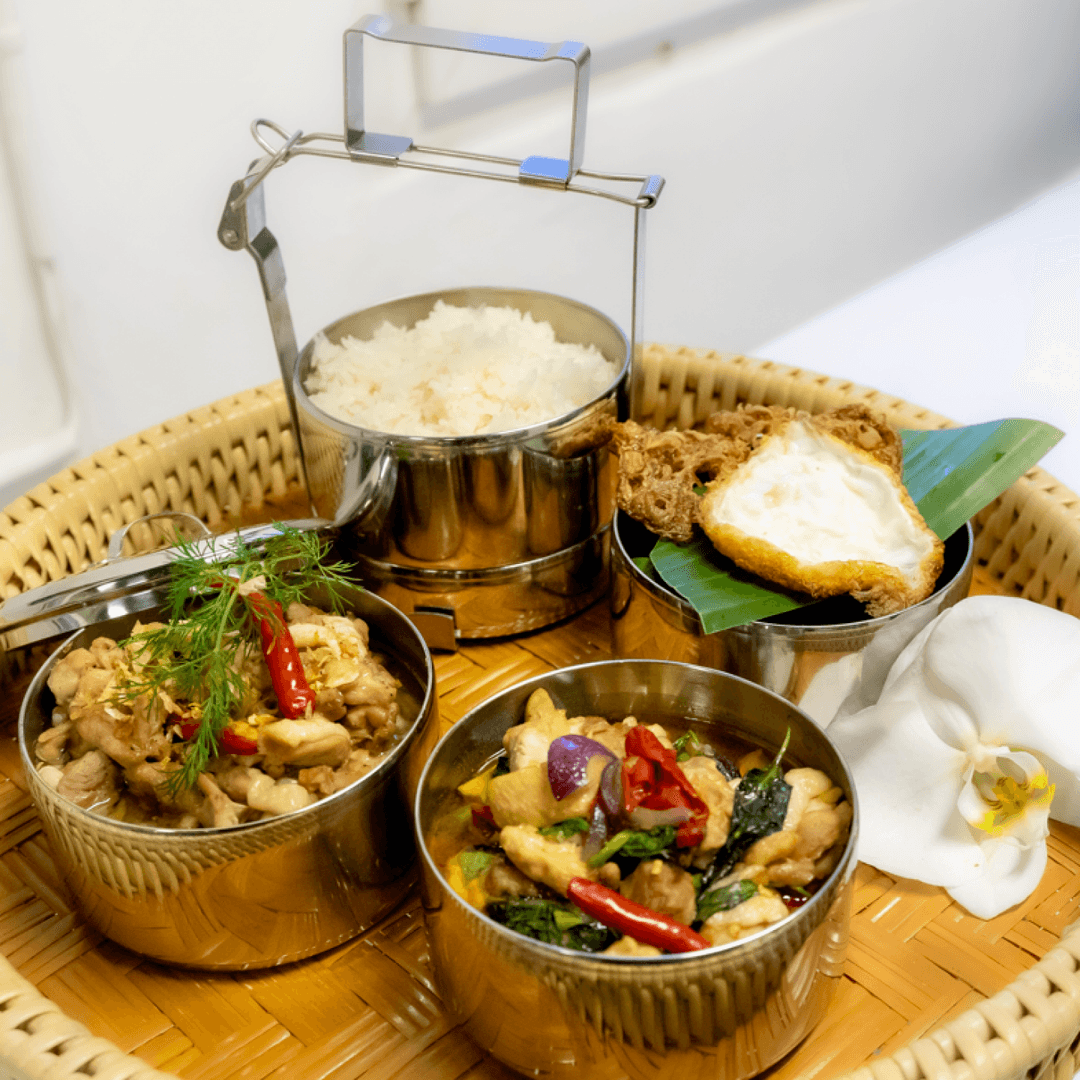 Ein Arrangement von verschiedenen thailändischen Speisen. 